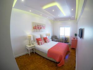 um quarto com uma cama com almofadas vermelhas e cor-de-rosa em Luxury Flat in Faro em Faro