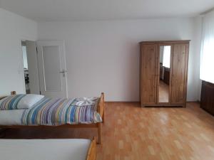 een slaapkamer met een bed en een houten kast bij Monteurwohnungen Lerch Santos in Mönchengladbach