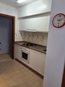 Kuchyňa alebo kuchynka v ubytovaní SERVICE APART LAZARO - Aguamarina 1 dormitorio