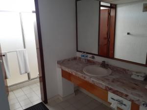 Koupelna v ubytování Leo Hotel