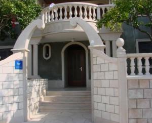 una casa con escalera y entrada en Vila Anita en Sumartin