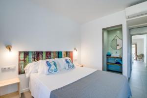 A bed or beds in a room at Cala Morlanda 1 Még 30 kép