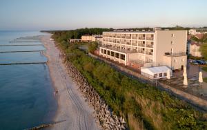 una vista aérea de un hotel junto a la playa en Hotel Wodnik Twój Hotel z widokiem na morze en Ustronie Morskie