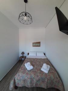 1 dormitorio con 1 cama con 2 toallas en Central Mark Loft, en Volos