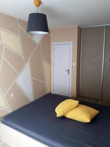 Postel nebo postele na pokoji v ubytování HostEx Meraki Apartment