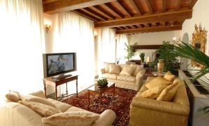 TV a/nebo společenská místnost v ubytování Villa Olmi Firenze
