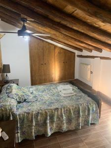 A bed or beds in a room at Alojamiento Rural El Chorrillo