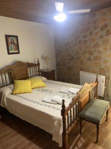 A bed or beds in a room at Alojamiento Rural El Chorrillo Még 18 kép