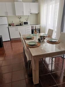 Areias do Vau في بورتيماو: مطبخ مع طاولة خشبية مع كؤوس للنبيذ عليه