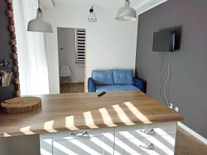 Televízia a/alebo spoločenská miestnosť v ubytovaní Apartament Słoneczne Giżycko