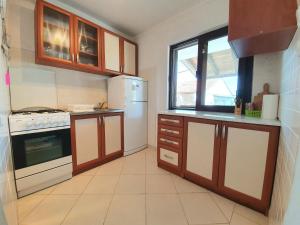 cocina con nevera blanca y fogones en Go2Vis, en Rukavac