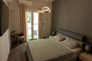 um quarto com uma cama grande e uma janela em Double Romantic Suite em Atenas