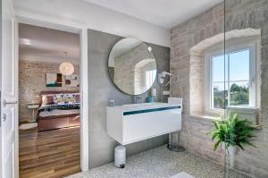 Fotografie z fotogalerie ubytování Stone Villa Milic with private pool in Barat, Istria v destinaci Barat