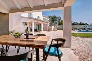 Fotografie z fotogalerie ubytování Stone Villa Milic with private pool in Barat, Istria v destinaci Barat