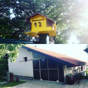 uma casa de pássaros no topo de um edifício em Apartment Noletov vidikovac em Vrdnik