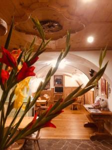 una stanza con un vaso con dei fiori di Hotel Salvanel a Cavalese