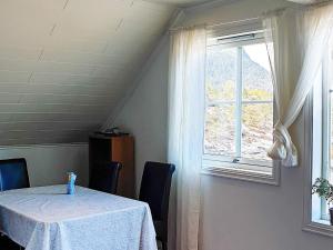 una camera con tavolo e finestra di Holiday home Svelgen a Svelgen