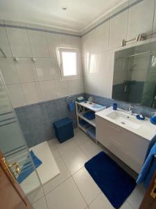 y baño con lavabo y espejo. en Casa Alejandro II, en Tarajalejo