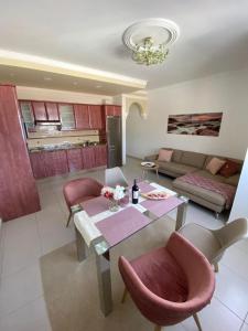 cocina y sala de estar con mesa y sillas en Casa Alejandro II, en Tarajalejo