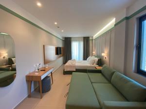 TV a/nebo společenská místnost v ubytování Hotel Olive Ksamil