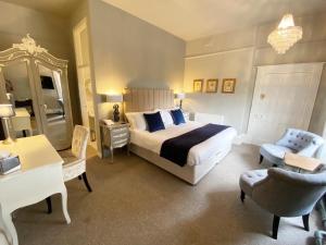 Tempat tidur dalam kamar di Glewstone Court Country House Hotel