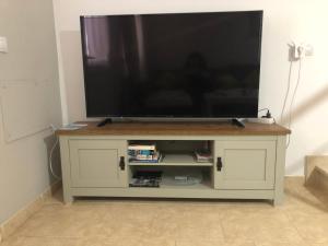 カレタ・デ・フステにあるApartamento Caleta de Fusteのエンターテイメントセンターの薄型テレビ