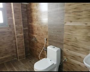 Vonios kambarys apgyvendinimo įstaigoje Ras Alkhyran Resort عائلات فقط