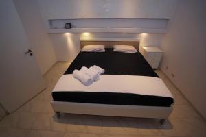 ein Bett in einem kleinen Zimmer mit Handtüchern darauf in der Unterkunft blau Wohnung in Karlsruhe