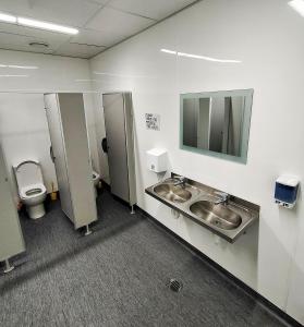 a bathroom with two sinks and a toilet at Surf 'N' Snow Backpackers in Auckland