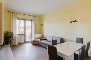 sala de estar con mesa y sofá en Le Rondini Apartment, 5 persone, 2 balconi, Policlinico Tor Vergata e Casilino en Roma