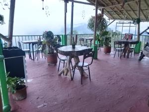 Restoran või mõni muu söögikoht majutusasutuses Hostal y Camping Los Girasoles