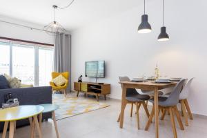 波爾蒂芒的住宿－Solemar - 2Pools - WIFI 500MBps - AC - Portimão，用餐室以及带桌椅的起居室。