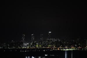 Incheon Stay Hotel في انشيون: إطلالة ليلية على مدينة بها أضواء