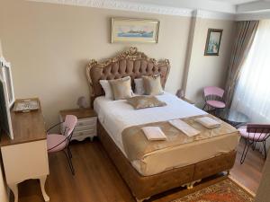 イスタンブールにあるelisa hotelのベッドルーム(大型ベッド1台、ピンクの椅子付)