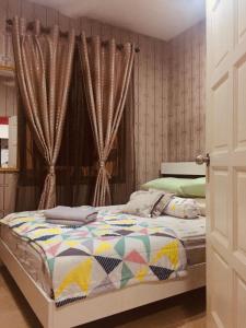 เตียงในห้องที่ Sherry Luxury Homestay