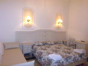 Postel nebo postele na pokoji v ubytování Cambridge Hotel