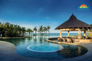 una piscina con cenador junto al océano en Sun Spa Resort & Villa en Ðồng Hới