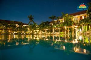 Der Swimmingpool an oder in der Nähe von Sun Spa Resort & Villa