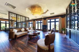 Ein Sitzbereich in der Unterkunft Sun Spa Resort & Villa