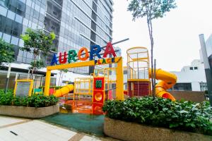 einen Spielplatz vor einem Hotel mit Wasserpark in der Unterkunft Aurora Pavilion Bukit Jalil by Ody Suites in Kuala Lumpur