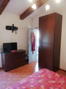 1 dormitorio con 1 cama, vestidor y armario en VILLA GIULIANA stanze con bagno interno in Villa a 350 mt spiaggia libera Lido delle Sirene, en Anzio