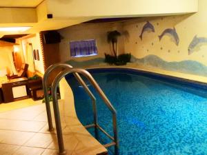 a large swimming pool in a hotel room with a swimming pool at Swan Lake Motel in Guishan