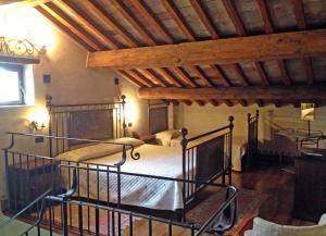 - une chambre avec un lit dans une pièce dotée de plafonds en bois dans l'établissement Residenza D'epoca Il Biribino, à Città di Castello