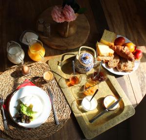 une table recouverte de assiettes de nourriture et de pain dans l'établissement Les Muzards, à Châtel-Montagne