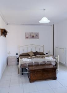 ein Schlafzimmer mit einem Bett und einem Tisch darin in der Unterkunft Casa Santa Rita / Locazione turistica Sicilia / Santa Domenica Vittoria in Santa Domenica Vittoria