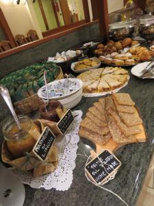un buffet con varios tipos de pan y otros alimentos en Hotel Italia, en Baselga di Pinè