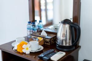 珀尼达岛WK Gamat Garden的一张桌子、咖啡壶和茶壶