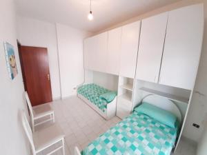 um pequeno quarto com uma cama e um armário em CASA VACANZE ANDREANA em Letojanni