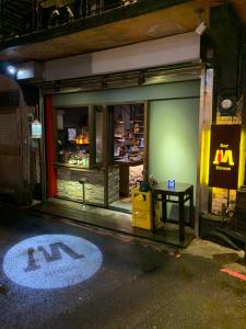 九份M Bar House的前面的商店,前面有桌子