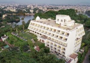 una vista aérea de un gran edificio blanco en Hotel Hilltop Palace, en Udaipur
